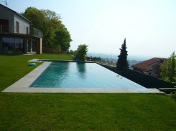 piscina immersa nel verde